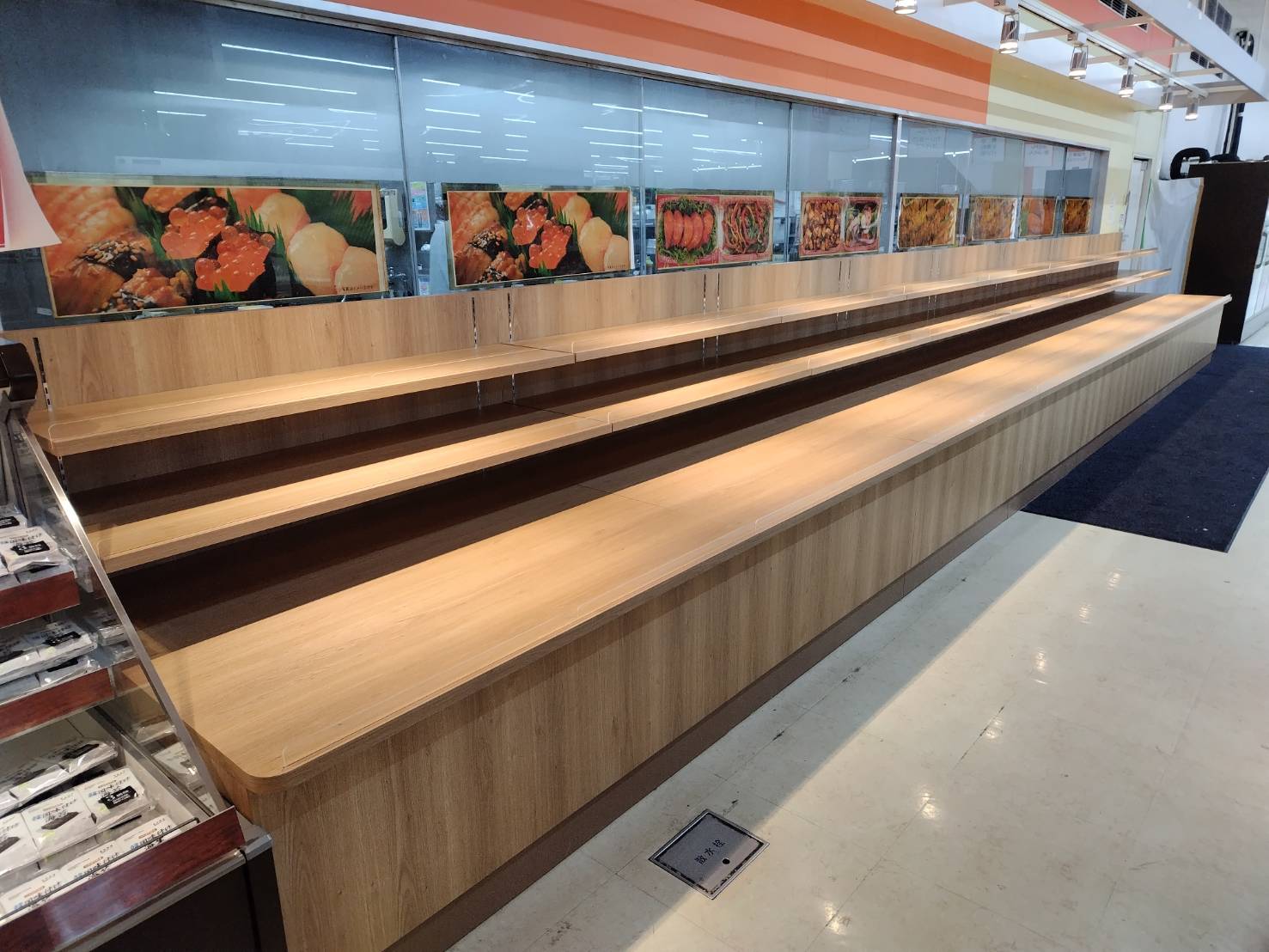 ザ・ビッグエクスプレスはにんす宜野湾店様に木製什器を納品しました